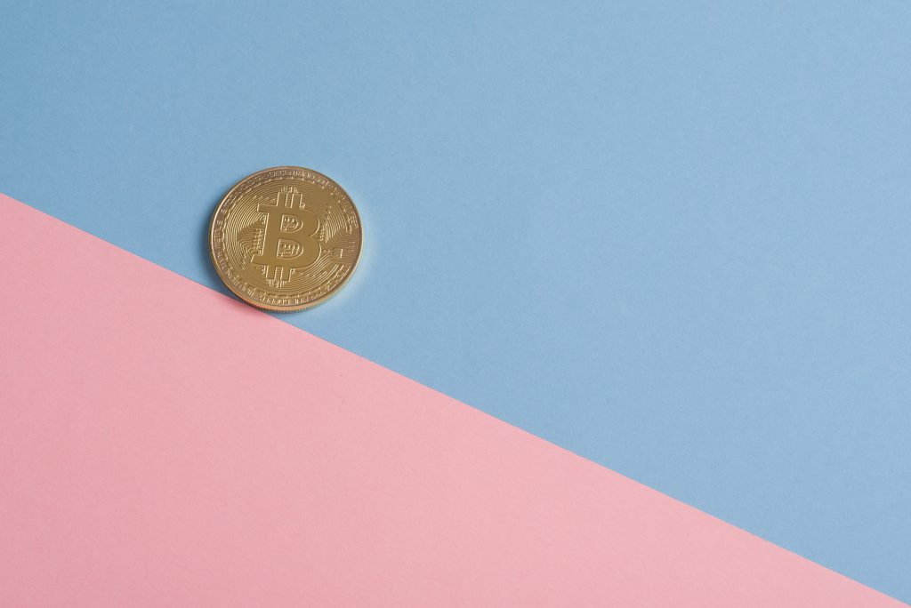 bitcoin νόμισμα με γαλάζιο και ροζ φόντο που βοηθά τους χρήστες να καταλάβουν τι είναι satoshi